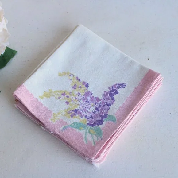 Vintage 1960s 1970s Napkins Set of Five, Floral Print on White and Pink Linen - Picture 2 of 10